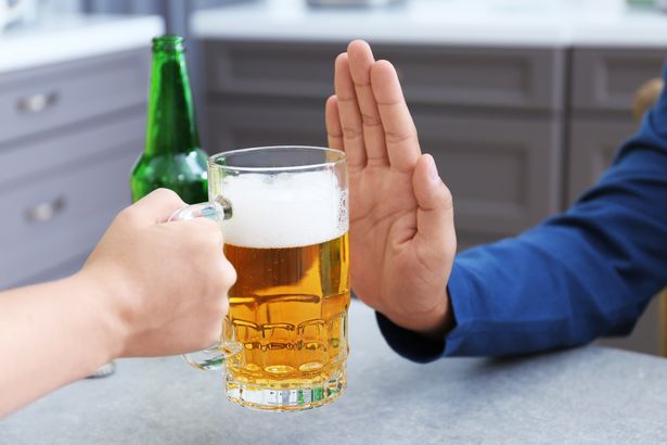 Trước khi tiến hành cấy chỉ không nên uống bia, rượu và các chất kích thích.