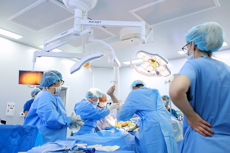 Bác sĩ thường chỉ định phẫu thuật trong trường hợp hạt tophi tại khớp phát triển quá mức