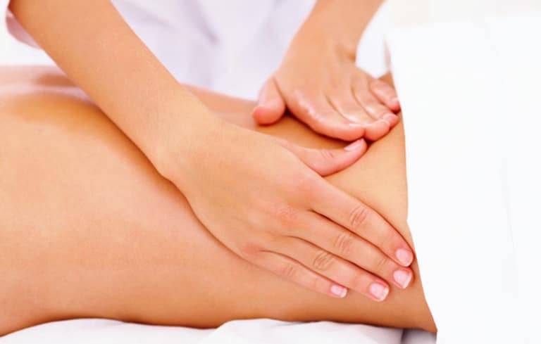 Xoa bóp là cách chữa đau lưng tại nhà được nhiều bệnh nhân áp dụng và mang lại hiệu quả cao
