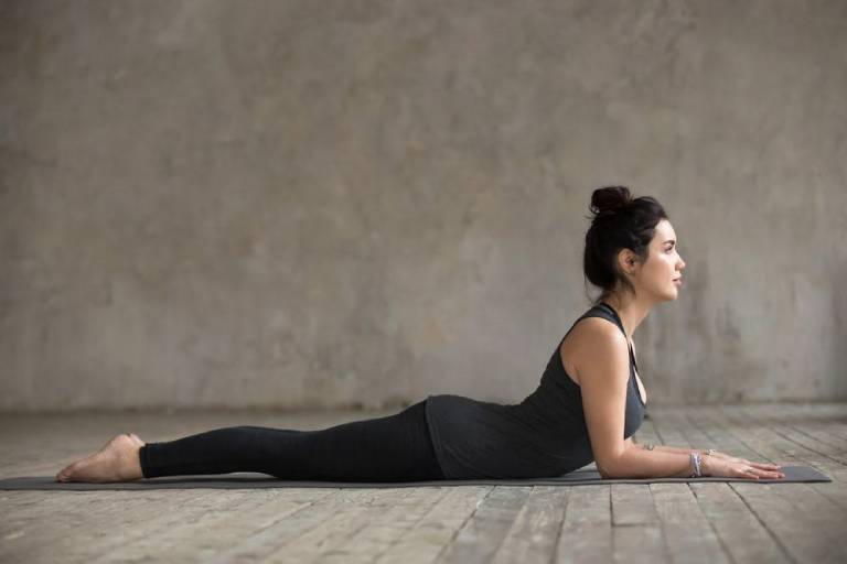 Thực hiện một số tư thế yoga là một cách hiệu quả để kéo giãn lưng và cải thiện sức khỏe cơ và khớp