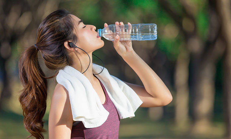 Uống đủ nước, ăn uống đủ chất dinh dưỡng, kết hợp tập thể dục để tăng cường sức khỏe