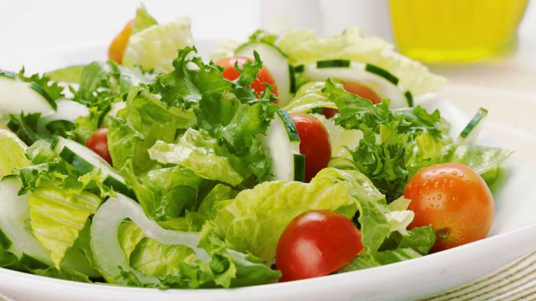 Rau xanh là nhóm thực phẩm tốt cho sức khỏe mà các chuyên gia khuyên bạn nên bổ sung vào bữa ăn hàng ngày