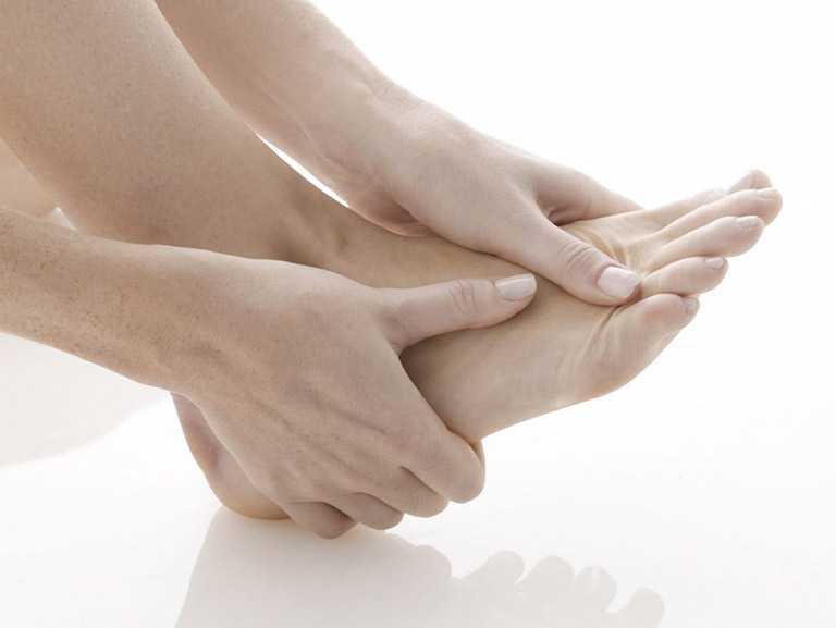 Đau mu bàn chân có thể là dấu hiệu của bệnh gút nhưng cũng có thể do nhiều nguyên nhân khác