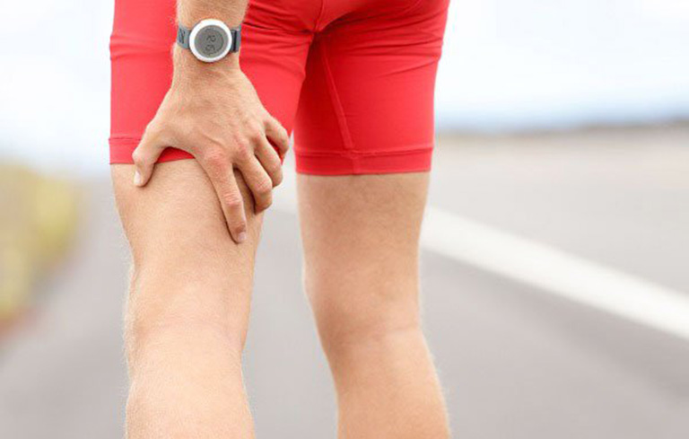 Đau thần kinh tọa ở chân gây mỏi, đau làm cản trở vận động