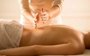 Massage dưới sự hướng dẫn của người có kinh nghiệm để đảm bảo an toàn