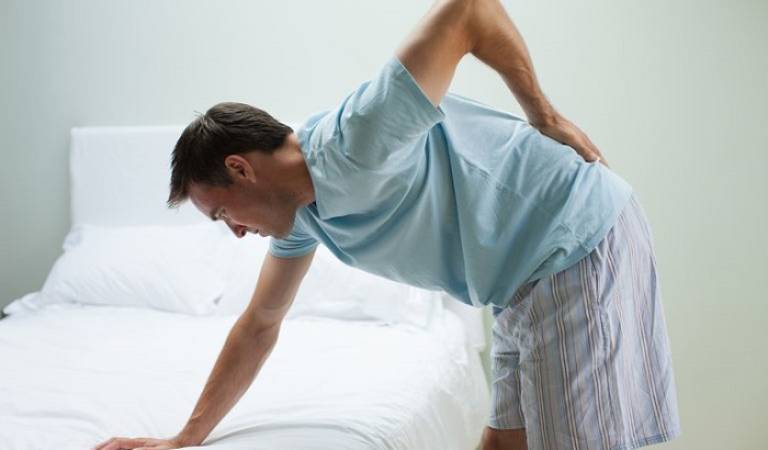Trên thực tế, cách một người rời khỏi giường có thể liên quan đến việc ngủ dậy bị đau lưng