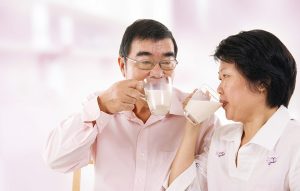 Sữa có chứa hàm lượng canxi, sữa bò,… là những sản phẩm tốt cho xương khớp.