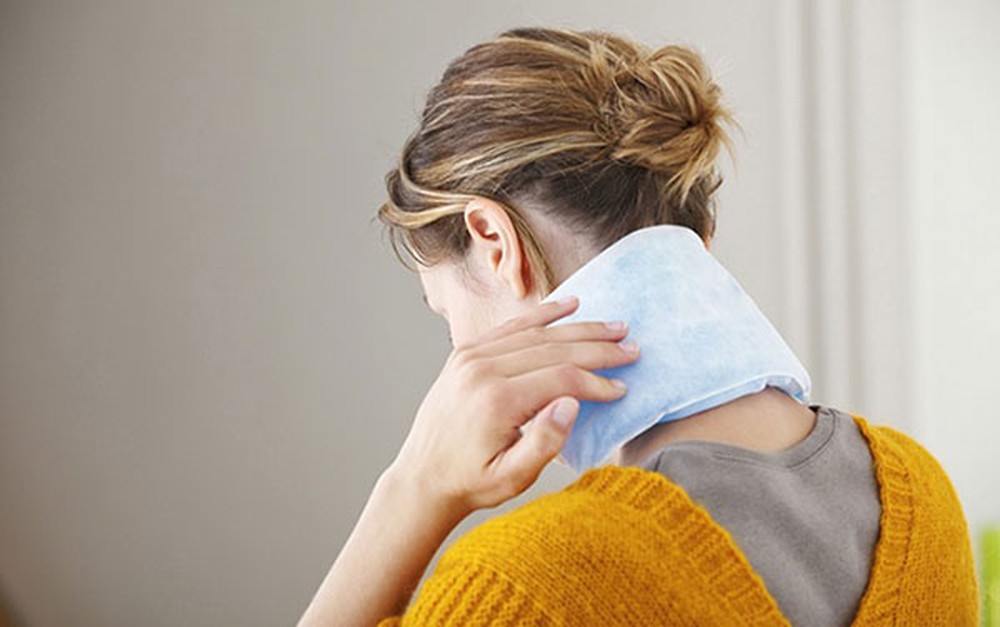 Chườm nóng cổ là phương pháp hiệu quả khi điều trị tại nhà.