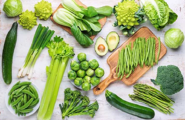 Ăn nhiều rau xanh, trái cây tươi cung cấp Vitamin, chất xơ