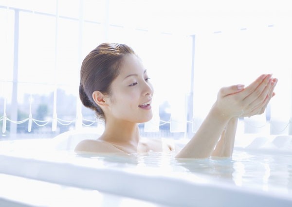 Tắm nước ấm giúp điều trị thoái hóa khớp hiệu quả.