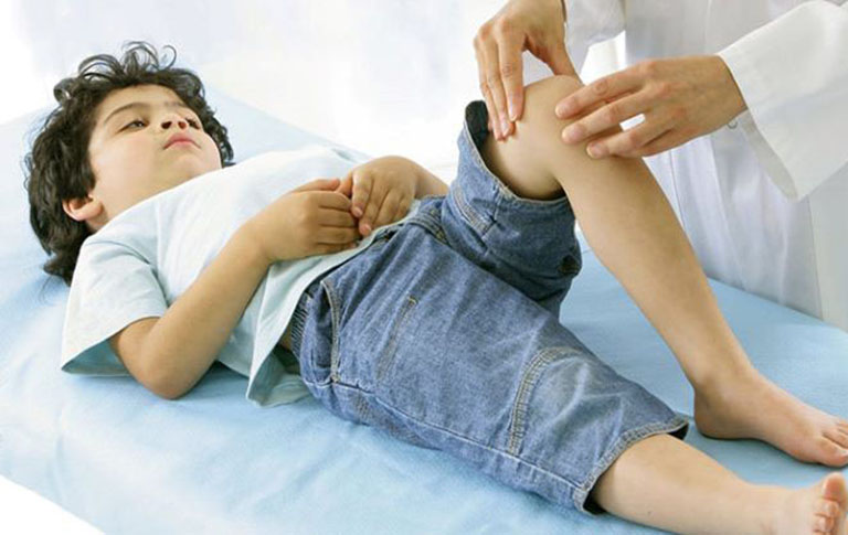 Trẻ em cũng có nguy cơ bị tràn dịch khớp gối do ảnh hưởng bởi nhiều yếu tố