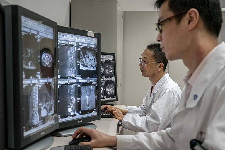 Chụp X – quang, MRI, CT scan… giúp bác sĩ tìm ra nguyên nhân gây viêm khớp.