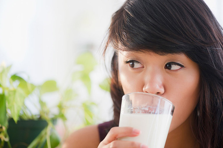 Sử dụng sữa Anlene đúng liều lượng cho phép theo hướng dẫn của chuyên gia để tránh dư thừa canxi
