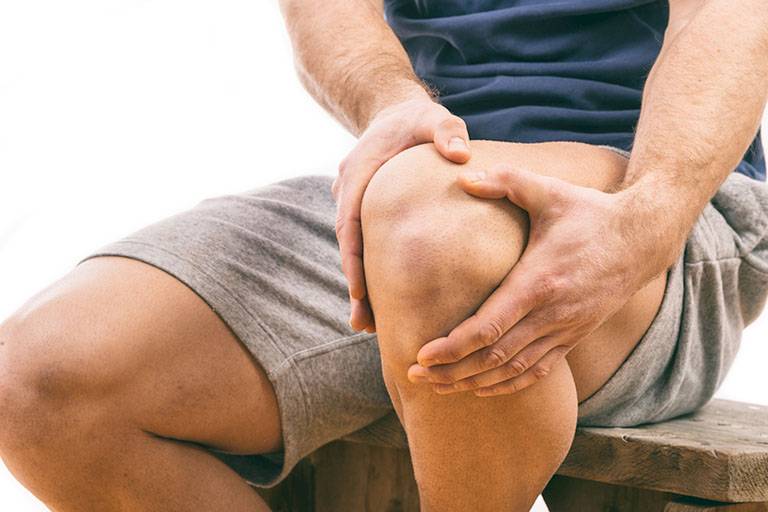 Đau khớp gối khi đứng lên ngồi xuống có thể là dấu hiệu của một số vấn đề về xương khớp