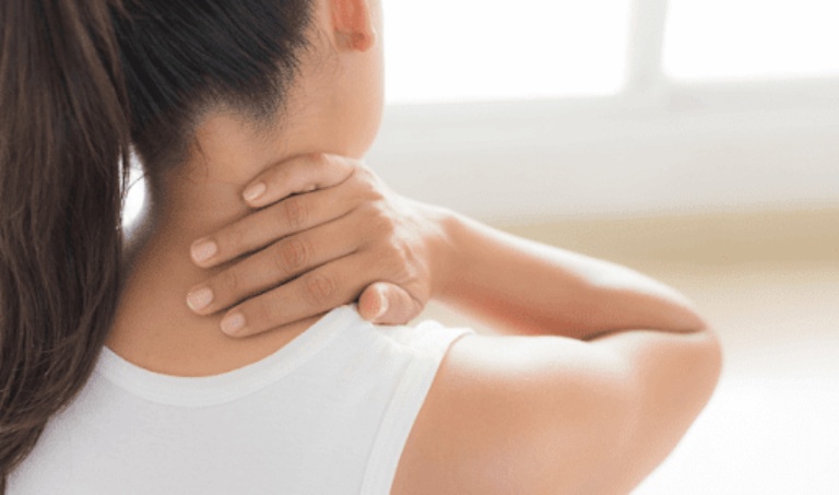 Cần chủ động khám và điều trị những cơn đau mỏi vai gáy bất thường, nhất là khi cơn đau lan xuống cánh tay.