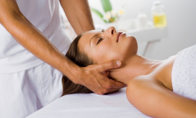 Phương pháp massage trị liệu đau vai gáy được nhiều người áp dụng