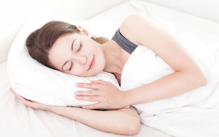 Điều chỉnh tư thế ngủ thích hợp để tránh gây đau mỏi vai gáy sau khi ngủ dậy