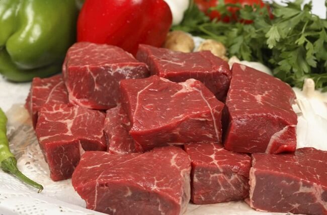 Người bị phồng lồi đĩa đệm nên hạn chế tiêu thụ các loại thịt đỏ.