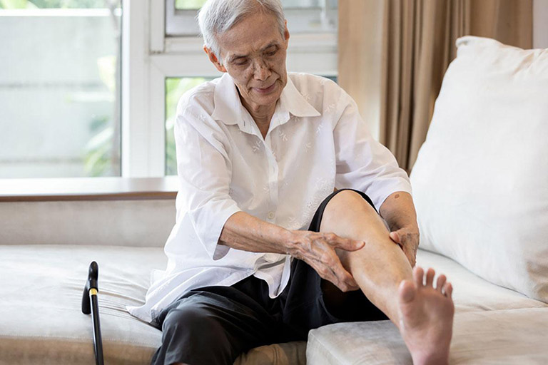 Người có tuổi tác càng cao càng có nguy cơ bị tràn dịch khớp cổ chân