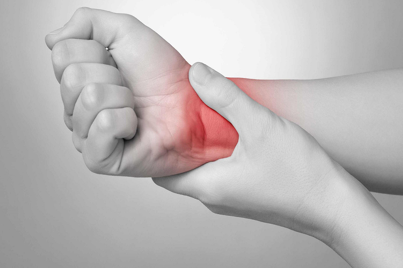 Cổ tay hoạt động liên tục, quá sức dẫn đến tổn thương và gây ra tràn dịch quanh khớp