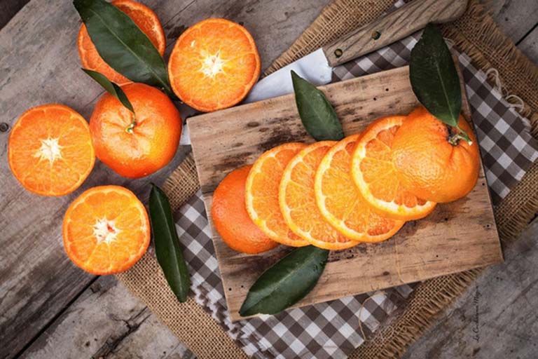 Vitamin C giúp kích thích tái tạo, phục hồi các mô sụn bị tổn thương hiệu quả.