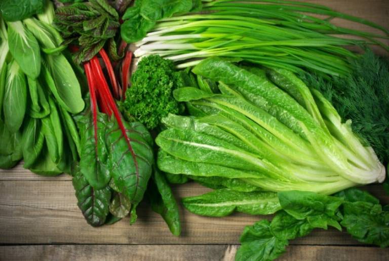 Nên bổ sung một số loại rau xanh tốt cho sức khoẻ như cải xoăn, rau mồng tơi