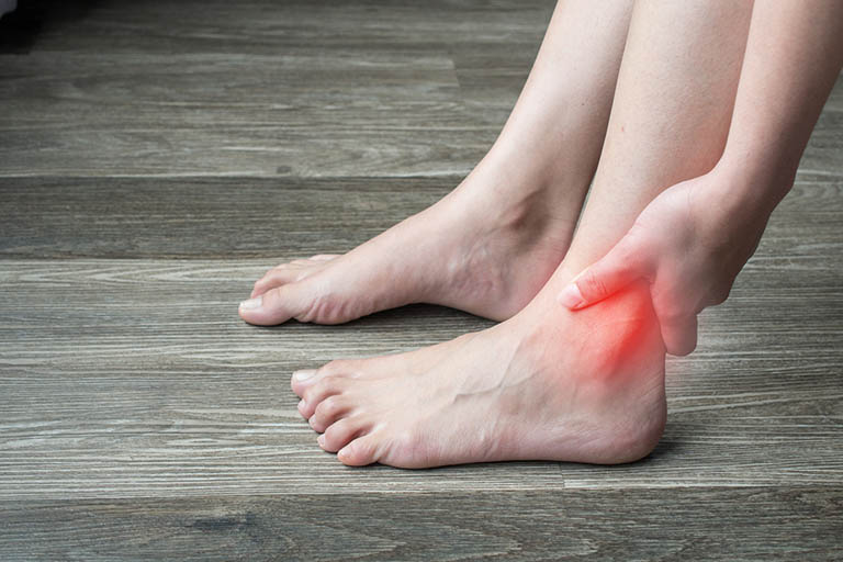 Viêm khớp mắt cá chân là tình trạng các khớp, mô mềm xung quanh bị tổn thương,