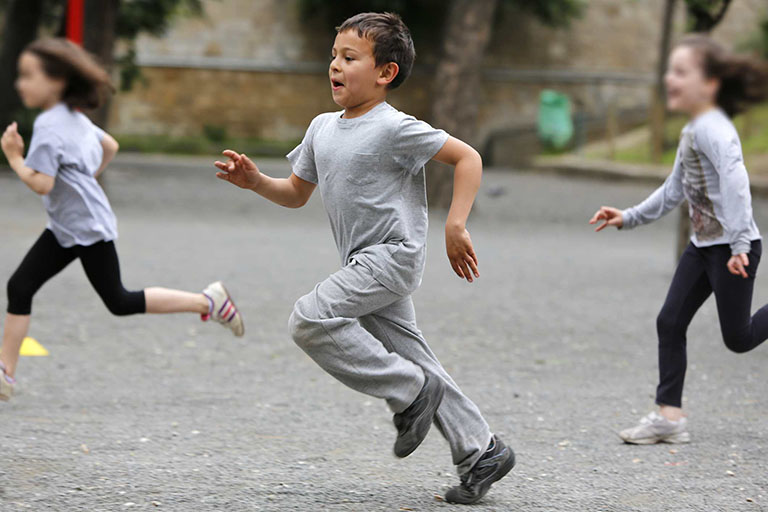 Vận động tập thể dục giúp tăng cường sức khỏe và cải thiện chức năng xương khớp của trẻ